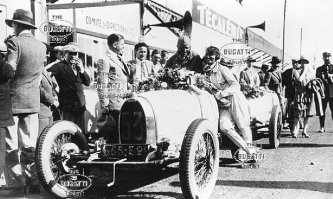 ETE 1928. PREMIER GRAND PRIX BUGATTI. ARRIVE 2e SUR BUGATTI 53 DERRIERE ANDRE DUBONNET BUGATTI 50.  Mme JENKY à dte. C* Archives Bugatti