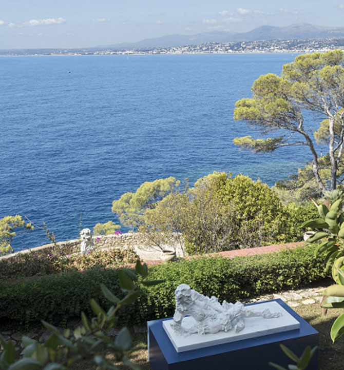 LES TERRASSES DE SANTO SOSPIR, LA GRANDE BLEUE et  en face LA BAIE DE VILLEFRANCHE.                 ...........C* Loïc THEBAUD . Avec nos compliments.