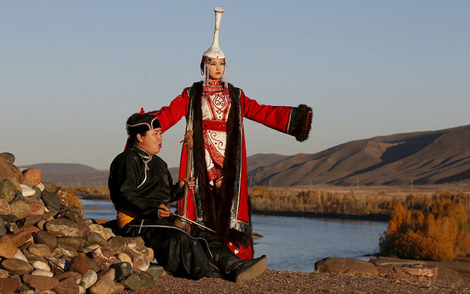 VILLAGE DE UST-ELEGEST :  LE CHANTEUR DE KÔÔMEI,  AIKHAN ORZHAK et CHOIGANA KERTEK. ...C* Photo. ILYA NAYMUSHIN