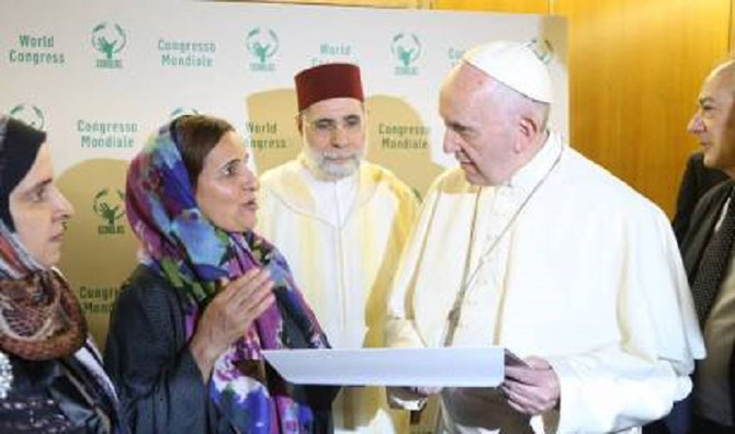 ROME. VATICAN. 29 MAI 2016. S.EXC. LUBNA AL QASIMI MINISTRE DE LA TOLERANCE, REMET AU SAINT PERE UNE INVITATION à SE RENDRE DANS SON PAYS.