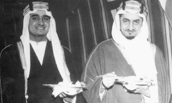 Vers 1940. Les Princes FAHD et FAISAL.  Il y a un grand air de famille avec  le Prince  AL WALEED. 