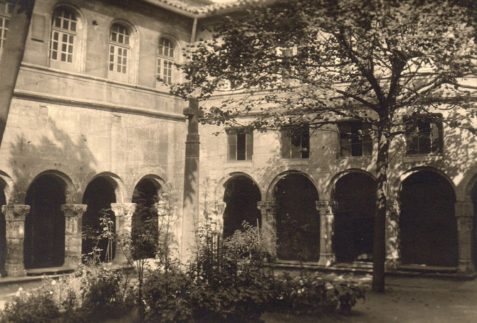 CLOÎTRE DU COUVENT DE L'ANNONCIADE, ACHETE EN 1807 PAR MARIE-THERESE DE LAMOUROUX POUR ABRITER SES "FILLES". VENDU EN 1971.  DEPUIS 1972, SIEGE DE LA DRAC.