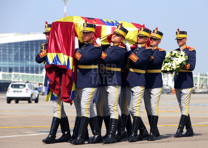 MARDI 9  AOÛT 15h15.   AEROPORT OTOPENI,  RETOUR à BUCAREST DE LA DEPOUILLE DE SA MAJESTE LA REINE ANNE TRANSFEREE DE SUISSE. C* PRINCE RADU DE ROUMANIE