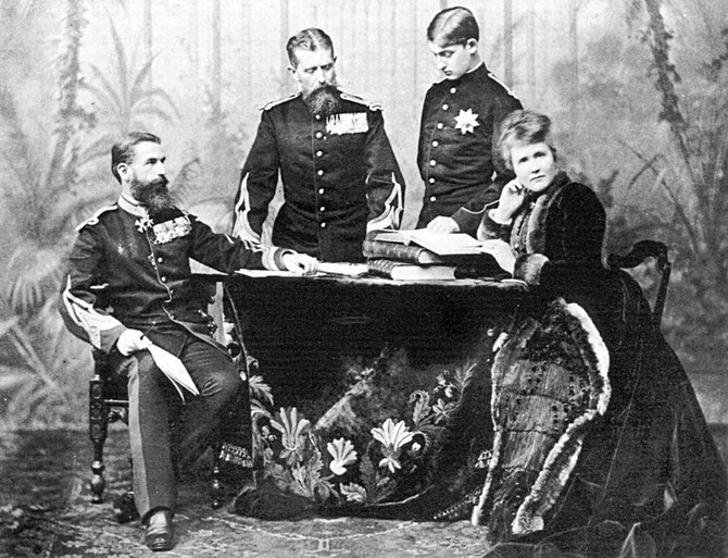 g. à dte : ROI CAROL I, SON FRERE  Pce LEOPOLD de HOHENZOLLERN-SIGMARINGEN avec son FILS FERDINAND PRINCE HERITIER EN 1889, REINE ELISABETH née PRINCESSE DE WIED, ECRIVAIN SOUS LE NOM DE CARMEN SYLVA. LE COUPLE ROYAL N'A EU QU'UNE FILLE MORT-NEE.