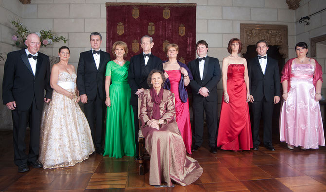 25 OCT. 2011.  LES 90 ANS DU ROI à BUCAREST, APRES LE CONCERT.  DERNIERE PHOTO DE LA FAMILLE ROYALE PRESQUE AU COMPLET.  LA PCESSE SOFIA et LES SIENS  MANQUENT à L'APPEL.