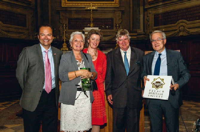 1er JUILLET 2014. PRIX 140.000$ POUR LA RESTAURATION DE LA CHAPELLE DE L'HÔTEL DIEU  DE LYON (2e). REMIS à Dominique DEROUBAIX , DIRECTEUR DES HCL.  C* TEKOAPHOTO.