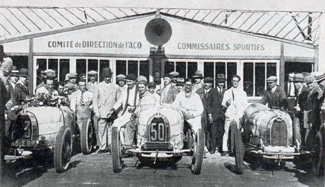 24 JUIN 1928. ARRIVEE DU GRAND PRIX BUGATTI AU MANS - SARTHE. g.à dte. Ph. de ROTHSCHILD sur sa BUGATTI N°53 (2e),  Ettore BUGATTI chapeau melon,  A. DUBONNET béret basque BUGATTI N°50 (1er),  WILLIAMS (4e),  ZUHENDER  (4e)   BUGATTI N°52  .