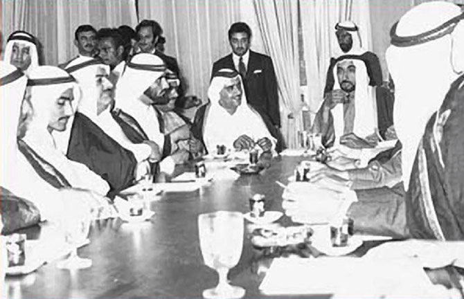 2 DECEMBRE 1971. L'EMIR KHALID EST PARMI LES SIGNATAIRES DE LA FEDERATION DES EAU.