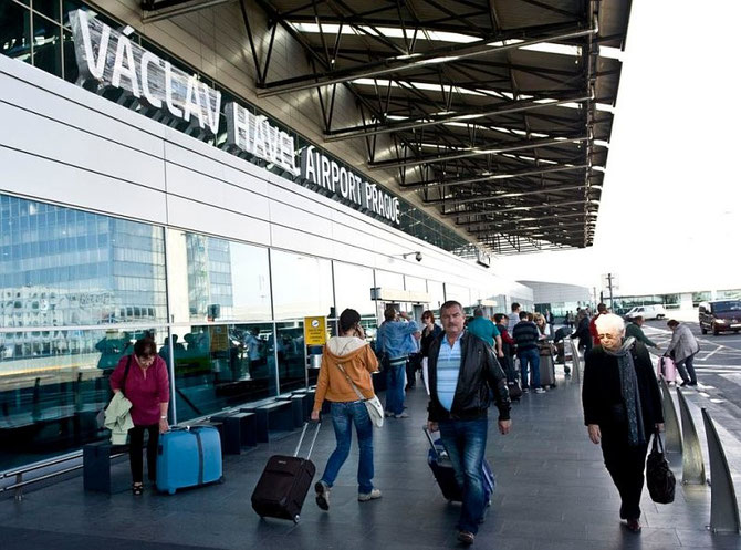 AEROPORT VACLAV HAVEL (ex Prague-Ruzyni) inauguré le 5 0ctobre 2012 pour le 76è anniversaire de la naissance de VACLAV. A l'initiative du cinéaste Fero FENIC.      Etait présent le Prince Karl VII de SCHWARZENBERG mais NI Président NI Premier Ministre.