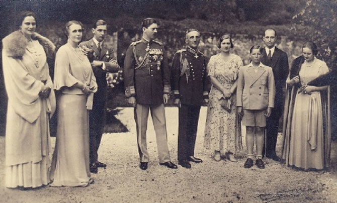 LES 50 ANS DE PELES en 1933. Pcesse ILEANA, Reine MARIE, Pce NICOLAE, ROI CAROL II, ROI ALEXANDRE et REINE MARIE DE YOUGOSLAVIE, PRINCE HERITIER MICHEL, ARCHIDUC ANTON D'AUTRICHE, REINE HELENE DE ROUMANIE née Pcesse de GRECE. C* Pce RADU de ROUMANIE