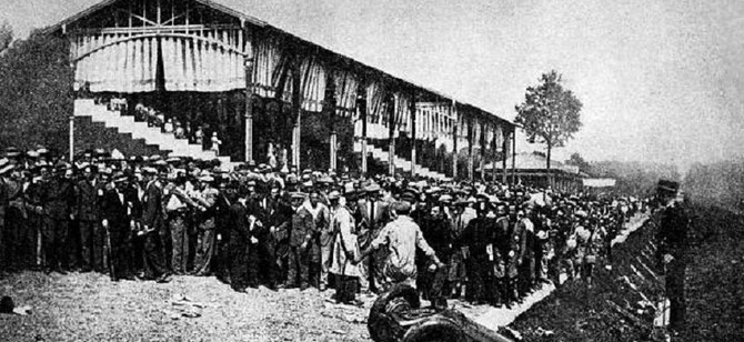 ITALIE  CIRCUIT DE MONZA  9 EPTEMBRE 1928.  LA TALBOT DE MATERASSI S'ECRASE DANS LE FOSSE APRES AVOIR FAUCHE AU PASSAGE LA FOULE : 27 MORTS avec MATERASSI.