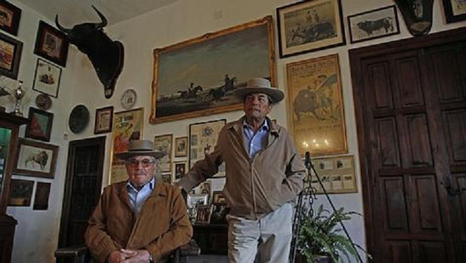 DON EDUARDO III et DON ANTONIO II DANS LE SALON DE LA MAISON REMPLIE DE SOUVENIRS.