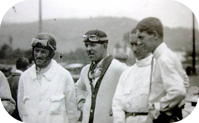 1927 GRAND PRIX d'ESPAGNE g. à dte. L'EQUIPE BUGATTI : MOREL, DUBONNET, CONELLI, PALACIO