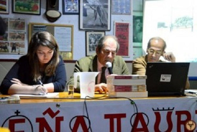 MONT DE MARSAN. SAMEDI 21 NOV. 2015.  DON ANTONIO II MIURA (centre), au 40è ANNIVERSAIRE DE LA PENA TAURINE " A LOS TOROS" . A droite ANTONIO PURROY VICE-RECTEUR DE LUNIVERSITE PUBLIQUE DE NAVARRE.  C* www.vueltaalostorros.fr  MERCI