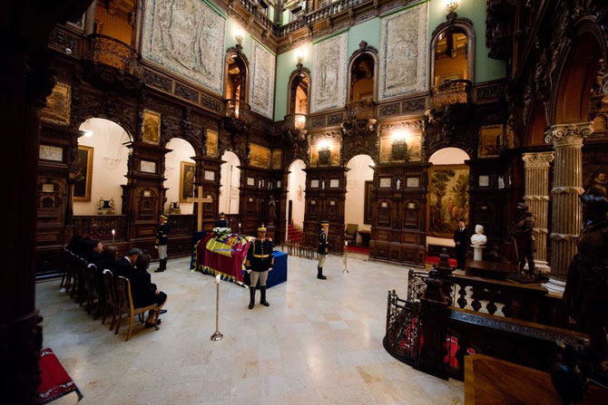 MERCREDI 10 AOÛT 2016. LE CERCUEIL DE LA REINE EST EXPOSE DANS LE GRAND HALL. D'HONNEUR DU CHÂTEAU POUR RECEVOIR LES HOMMAGES DES AUTORITES ROUMAINES et DU CORPS DIPLOMATIQUE. C* Prince RADU DE ROUMANIE