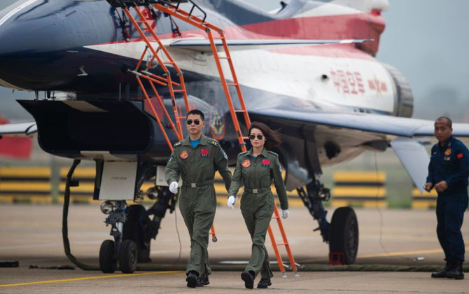 YU XU et SON CO-PILOTE QUI A PU S'EJECTER DU JET.