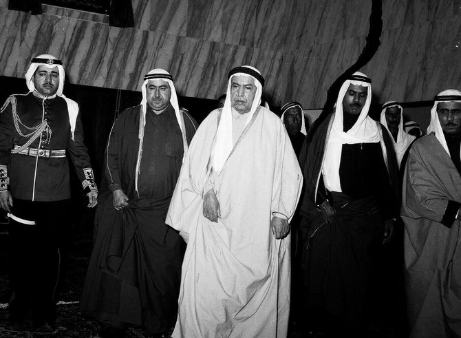 29 JANVIER 1963. SON ALTESSE L'EMIR ABDULLAH III  INAUGURE LA PREMIERE ASSEMBLEE NATIONALE DU KOWEIT.  CES 3 DERNIERES PHOTOS FONT PARTIE DES ARCHIVES DE AL DIWAN AL AMERI. AVEC NOS RESPECTUEUX REMERCIEMENTS.