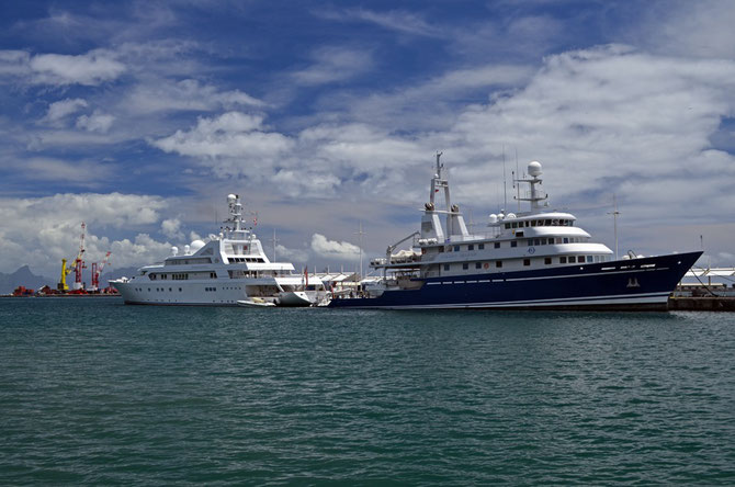 MARS 2013; EXPEDITION RANGIROA . LE GOLDEN ODISSEY II et LE GOLDEN SHADOW (Bleu)