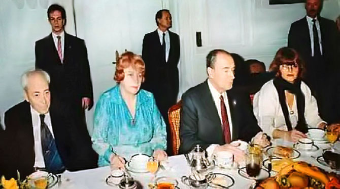 AMBASSADE DE FRANCE à SOFIA. 19 JANVIER 1989. REMAKE DU PETIT DEJ' DE PRAGUE. AUTOUR DU PRESIDENT MITTERRAND : ALEXIS CHELOUDKO, BLAGA DIMITROVA, KOPRINA TCHERVENKOVA