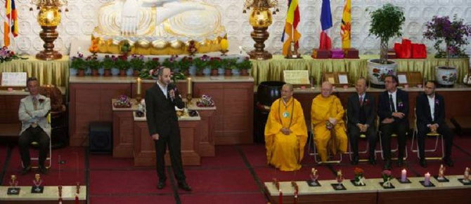 24 JUIN 2012. INAUGURATION DU TEMPLE FO GUANG SHAN: HUGUES RONDEAU, MAIRE; RABBIN GUY BENAROUSSE; la VENERABLE MAO CHIEN et le VENERABLE DE LA COMMUNAUTE LAOTIENNE; PERE BRUNO SAUTEREAU DE N.D. DU VAL; DRISS ABOURY PT. de l'ASSOCIATION  MUSULMANE TAWBA.