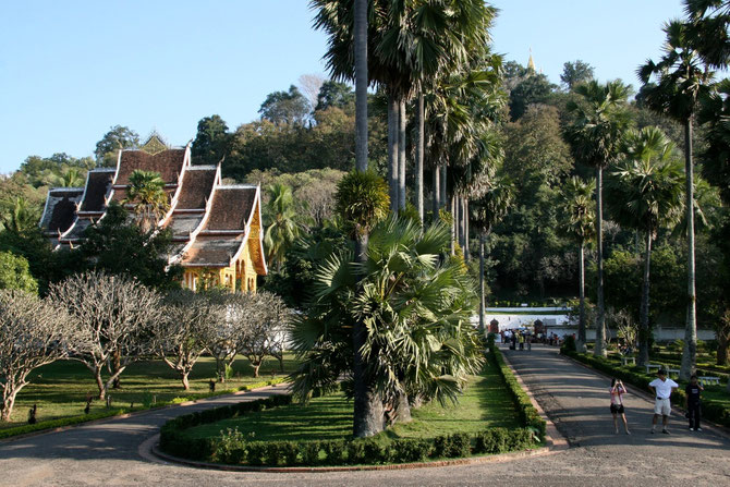 La nouvelle pagode, à gauche de l'entrée; à droite, sur le ciel bleu se détache le sommet doré du Wat Chomsi.