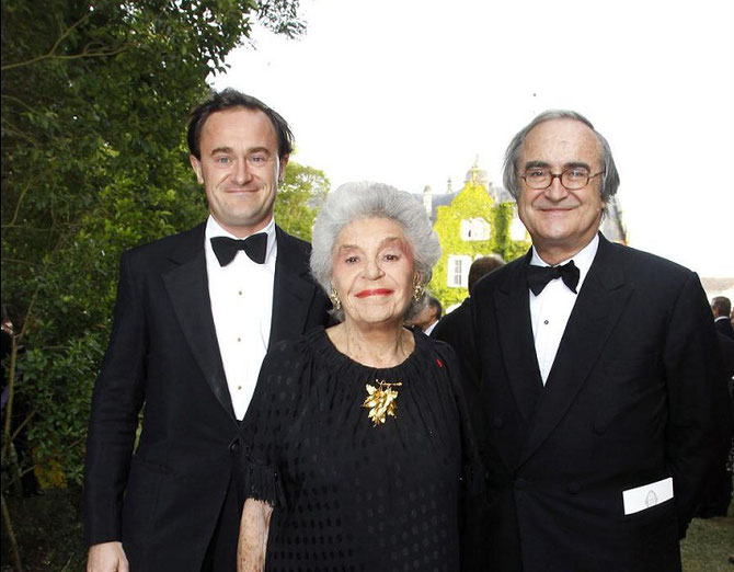 23 JUIN 2011. CHÂTEAU LASCOMBES MARGAUX. FÊTE DE LA ROSE  clôturant le Ve VINEXPO...........     .g. à dte. JULIEN et ses parents PHILIPPINE, et JEAN-PIERRE DE BEAUMARCHAIS. . C* abaca