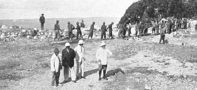 LE GOUVERNEUR BAUDOIN SUR LA TERRASSE EN CONSTRUCTION DU FAMEUX PALACE BOKOR