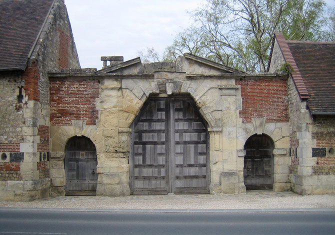 LE PORTAIL MULTISECULAIRE DU MANOIR du XVè s. Classé Monument Historique.