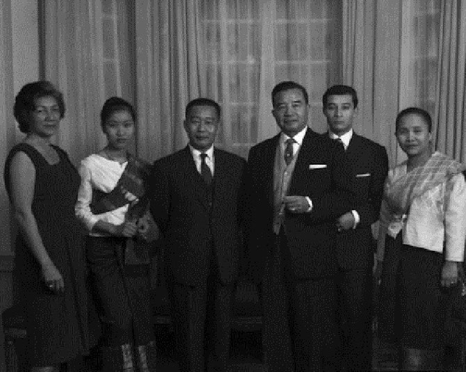 LONDRES AMBASSADE ROYALE  1963. FIANCAILLES DU Pce MANGKRA : MÔM ALINE, S.A.R LA Pcesse OUANNA, S.A.R. LE Pce SOUPHANTHARANGSI, FRERE ET AMBASSADEUR DU ROI, S.A LE Pce SOUVANNA PHOUMA PREMIER MINISTRE, LE FIANCE et S.A.R LA Pcesse SOUPHANTHARANGSI. 