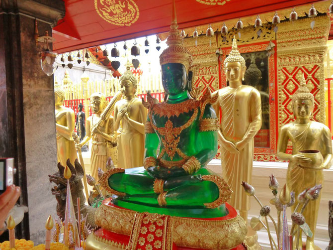 WAT PHRA KAEO du GRANG PALAIS : LE BOUDDHA d'EMERAUDE.