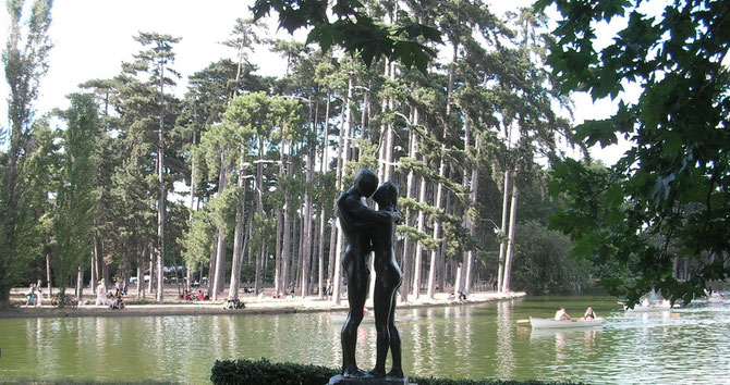 UNE AUTRE VUE FACE AU CHALET DES ÎLES, été : "LES DEUX ARBRES" de GUDMAR OLOVSON, né le 1er MARS 1936 à CONSTANCE. SCULPTEUR SUEDOIS-FRANCAIS. VIT ET TRAVAILLE EN FRANCE DEPUIS 1959.