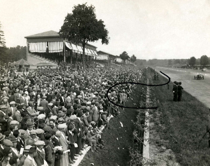 9 SEPT. 1928. LA LIGNE DROITE DU CIRCUIT DE MONZA où eut lieu le tragique accident.