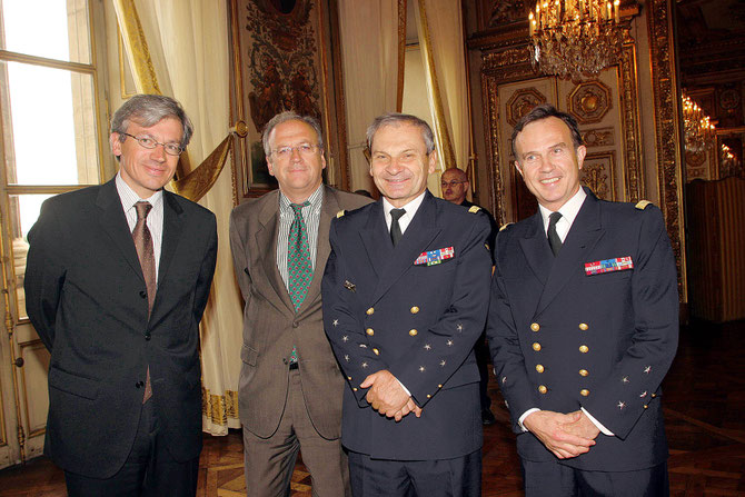 RUE ROYALE.24  Mai 2006. g. à dte. Edouard et Hubert COUDURIER,  Amiral Alain OUDOT DE DAINVILLE, Vice-Amiral  Laurent MERER Préfet de l'Atlantique, auteur de "ALINDIEN", récit de ses années de commandement dans l'Océan Indien.  C* Christian DAUMERIE  