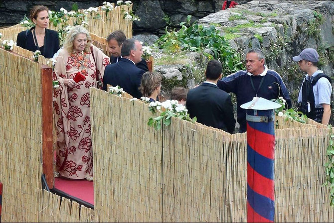 C'EST BIEN D'AVOIR PENSE AUX DAMES DE NOTRE ÂGE. ON A MIS DES LATTES PROTECTRICES DE PEUR QE NOUS NE FASSIONS PLOUF DANS L'EAU.