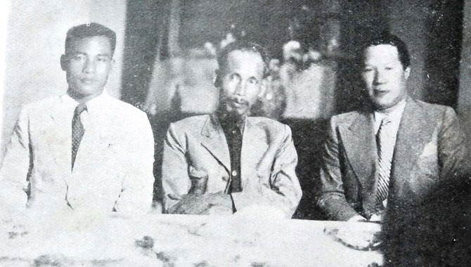 AOÛT 1945 . LE CITOYEN VINH THUY D'ANNAM ET HÔ CHI MINH. A GAUCHE LE PRINCE SOUPHANOUVONG DU LAOS