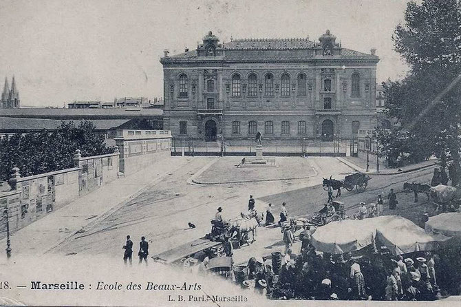 Circa 1910. LE PALAIS DES ARTS construit de 1864 à 1874,POUR INSTALLER L' ECOLE SUPERIEURE DES BEAUX-ARTS DE MARSEILLE.  L'Ecole déménage le 4 Mars 1969 à LUMINY  13009