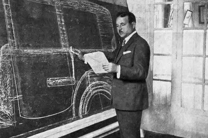 CIRCA 1930. JACQUES SAOUTCHIK TRAVAILLANT AVEC LES PLANS.