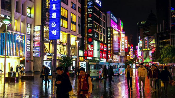 SHANGHAI Nov. 2015; NANJING  ROAD après  la pluie.