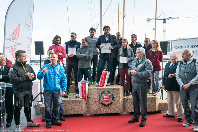 HARRY MELGES III ( 2è à gauche, blouson bleu ciel) FELICITE LE TEAM. AU CENTRE CORRADO :  SON GRAND-PERE CORRADO I A APPRIVOISE L'AIR, SON GRAND-ONCLE DOMENICO et SON PERE ROCKY ONT TENU LA ROUTE.  LUI, CORRADO II A CONQUIS LE 3ème ELEMENT, L'EAU.