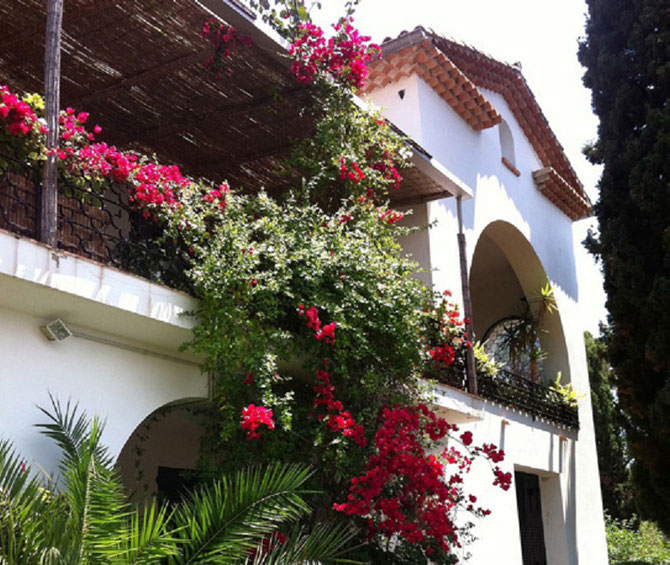 La Villa SANTO SOSPIR dans la splendeur des bougainvillées en fleurs au coeur de l'été.