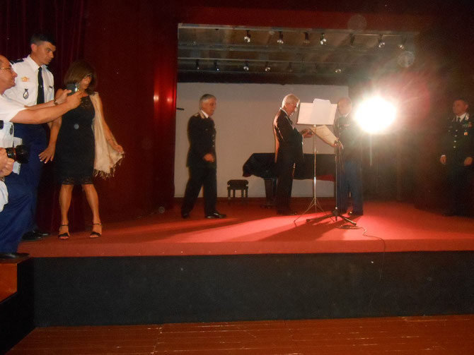 SOUS LES FEUX  DE LA RAMPE, LE GENERAL GALTIER et LE CONSUL GENERAL MAZZA entre le GENERAL RICCARDO AMATO (gauche) et le GENERAL  PAOLO CARRA  (droite) .  Extrême gauche : L'ADJUDANT-CHEF Laurent MONIN et Miss Elena PROTASI