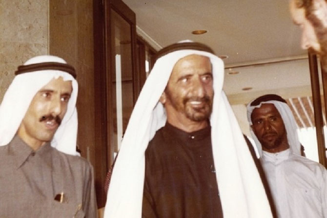 10 FEVRIER 1979. INAUGURATION DU METROPOLITAN HOTEL . KHALAF AL HABTOOR et S.A. L'EMIR RACHID II AL MAKTOUM, D'HUMEUR JOYEUSE....!