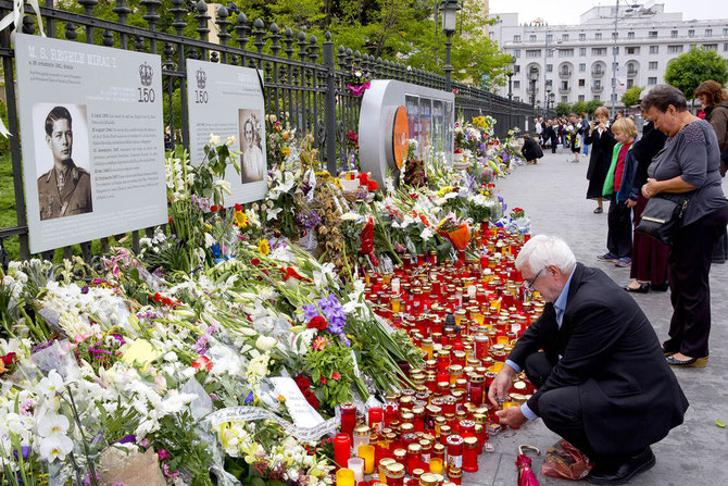 LES ROUMAINS DISENT ADIEU à LEUR REINE ANNE.