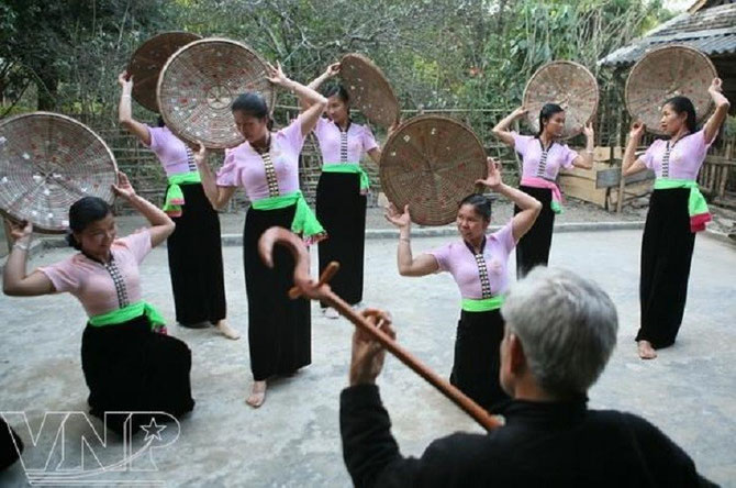 LE CELEBRE MAÎTRE LUTHIER NONG VAN NHAY, DONT LES TINH TAU SONT TRES RECHERCHES PAR LES COLLECTIONNEURS, ACCOMPAGNE UN GROUPE DE DANSEUSES.