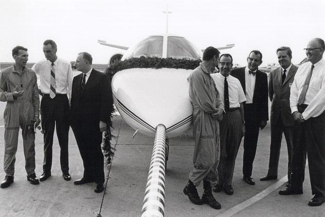 1968. PREMIER VOL DU CITATION 500 JET D'AFFAIRES. APRES SON 1er VOL L'AVION EST ORNE D''UNE GUIRLANDE DE ROSES. g. à dte. Milt SINS, Dwane WALLACE, James TAYLOR, Jim LE SUEUR, Max BLECK, Bob LAIR, Thor STEVENSON, Del ROSKO Pt de CESSNA,