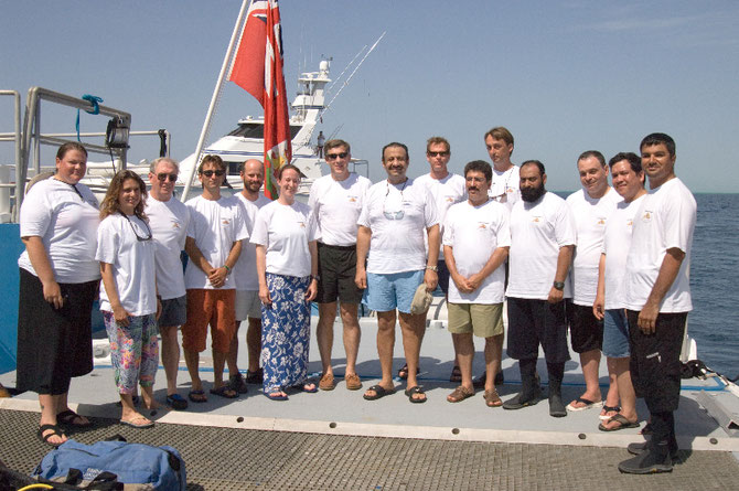 10 Mai 2006. MER ROUGE. FARASAN ISLAND. A bord de GOLDEN SHADOW S.A.R. Pce KHALED BIN SULTAN et Captain PHIL RENAUD entourés de l'équipe de recherches. Arrière plan GOLDEN ODYSSEY