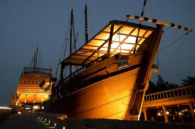 A g. LE DHOW OU BOUTRE AL HASHEM II - 85m - LA PLUS GRANDE STRUCTURE EN BOIS DU MONDE. CONSTRUITE DE 1997 à 2001.