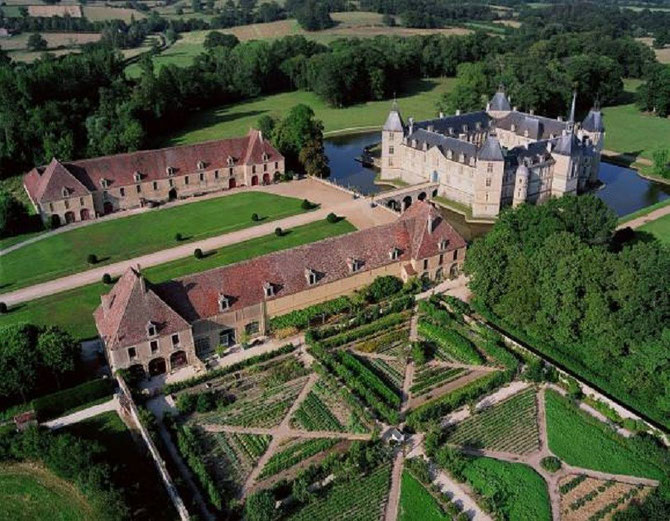 CHÂTEAU DE SULLY. LES VINS PEUVENT ÊTRE LIVRES PAR LE DUC LUI-MÊME SI VOUS HABITEZ RUE ROCCA OU RUE EMILE SICARD