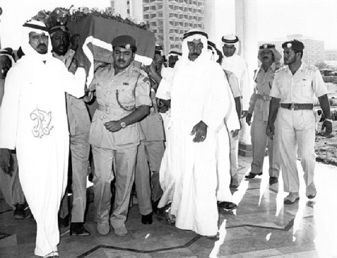 ABU DHABI. 25 Oct. 1977.  Obsèques du Ministre d'Etat des A. E. des EAU, S.Exc. Saif Saeed GHOBASH... C* HUSSEIN AL-BADI