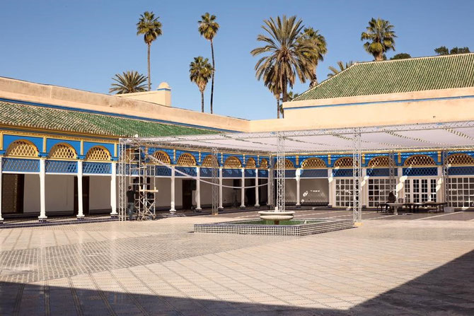 PALAIS EL BAHIA. GRANDE COUR DE 50X30m  EN MARBRE DE CARRARE ET ZELLIGE, et CHAMBRES DES CONCUBINES DU HAREM DU PALAIS.. 2016 : PREPARATIFS POUR L'INAUGURATION DE LA MB6